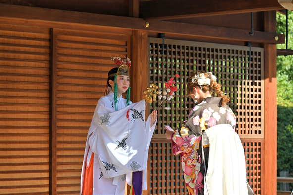 「梅の花守り」の特別授与での鈴祓い(画像提供:城南宮)