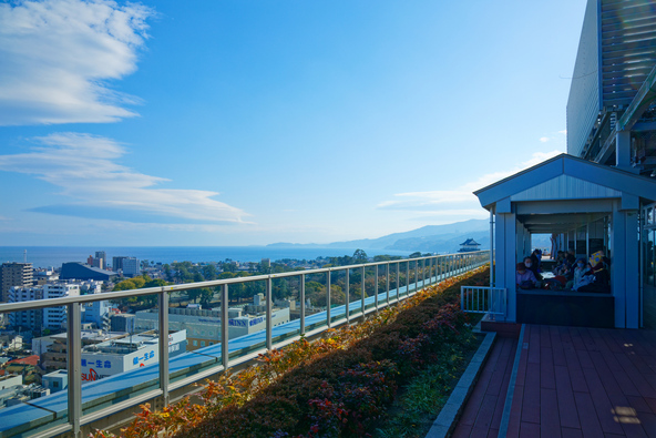 小田原城や相模湾が一望できます(画像提供:ジャバ / PIXTA)