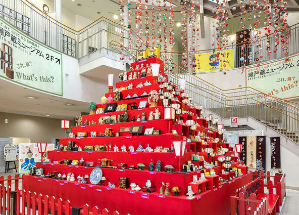 高さ4mの巨大ひな壇「ひなミッド」は必見!