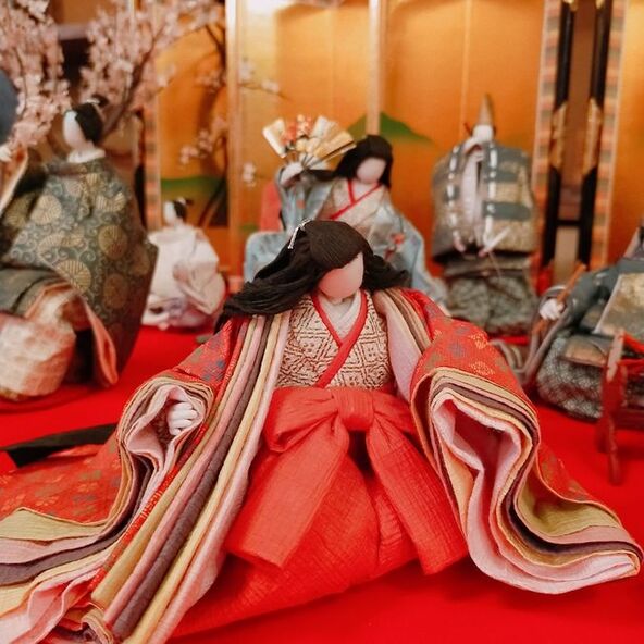 珍しい和紙のひな人形を鑑賞できます