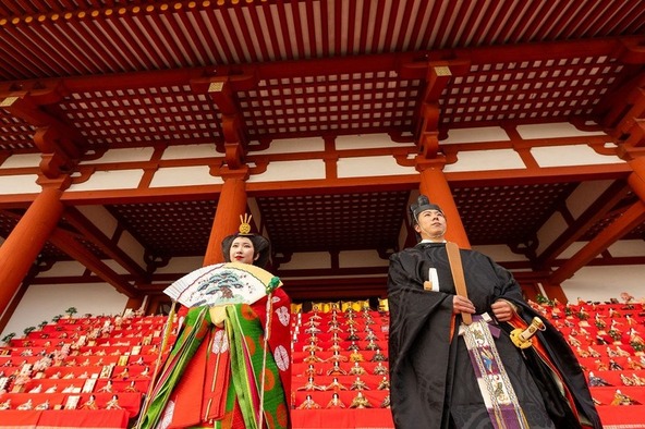 「朱雀門」前に大雛壇飾りが登場!