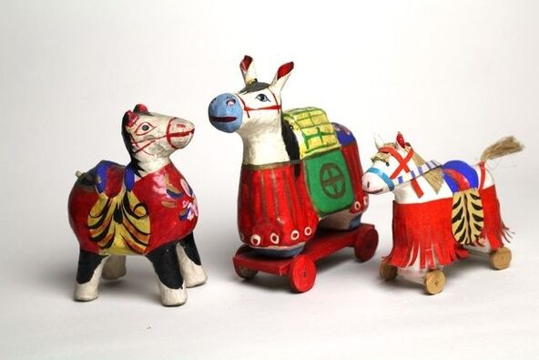 久ノ浜張子の飾り馬(福島県)・大津張子の飾り馬(徳島県)・高松張子の飾り馬(香川県)