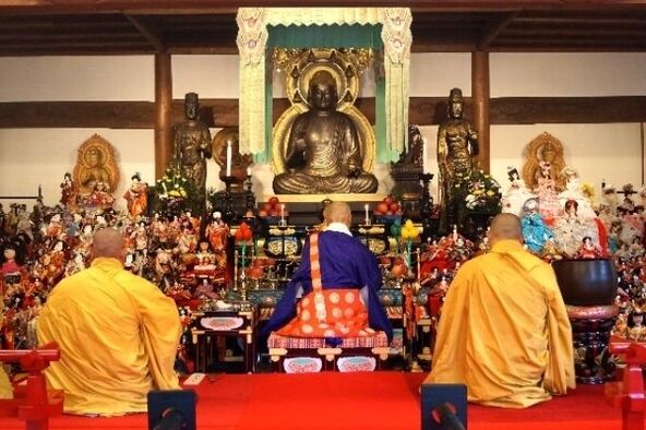 人形供養の様子(C)正暦寺