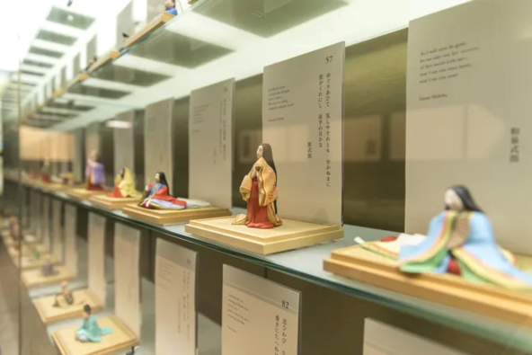 100人の歌人を模した人形も展示されています