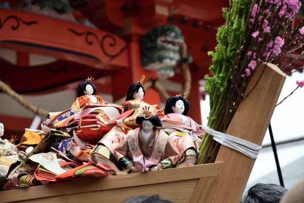 淡嶋神社の「雛流し」では、全国の流しびながこの神社に行き着き、神々の国に旅立つといわれています(画像提供:k-hiro / PIXTA)