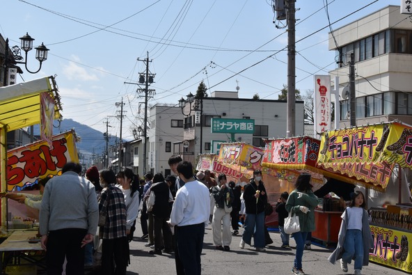 開催期間中は市街地に屋台が並び、「中野ひな市」を盛り上げます!