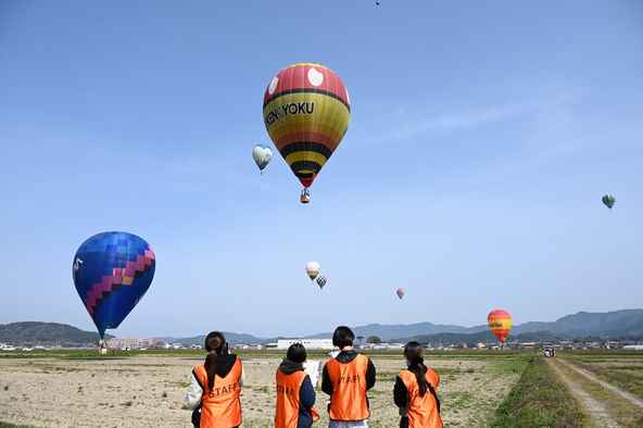 早朝に行われる「競技飛行」前回大会の様子