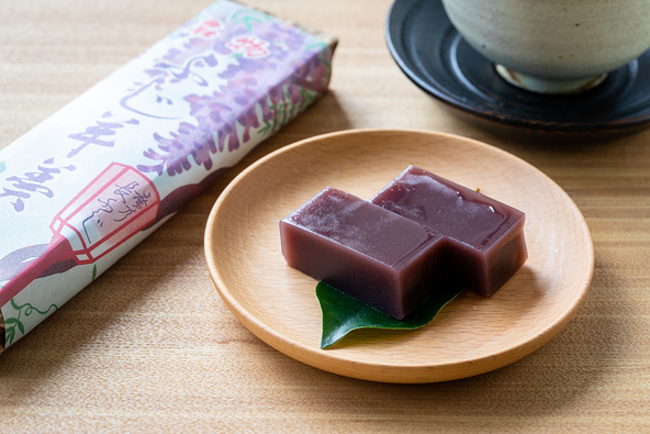 「ふじ羊羹」は、藤の絵が描かれた包装で、おみやげにもぴったり♪
