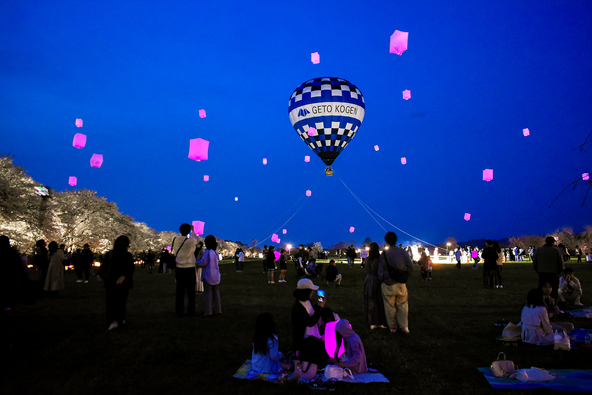 さくらスカイバルーン(熱気球体験)や、特定日にはランタンフェスティバルも(画像提供:一般社団法人北上観光コンベンション協会)