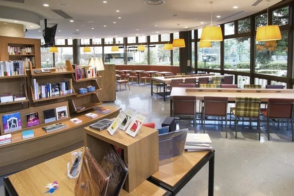 「千代田区立日比谷図書文化館」の1階には、ショップやカフェがあるので、散策の合間の休憩にもおすすめ!