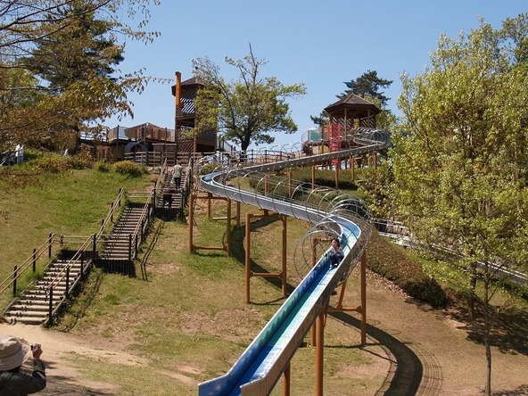 ロングローラー滑り台「エックススライダー」