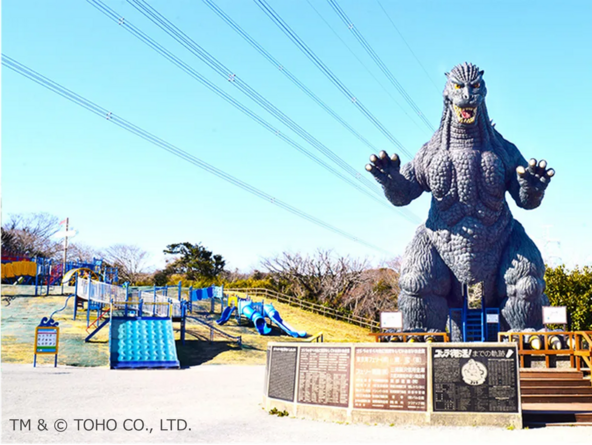巨大なゴジラのすべり台も無料で楽しめる!