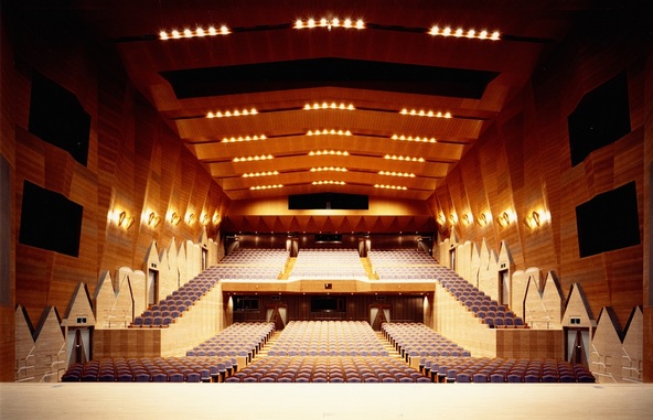 クラシックからミュージカルまで多彩な公演が行われています