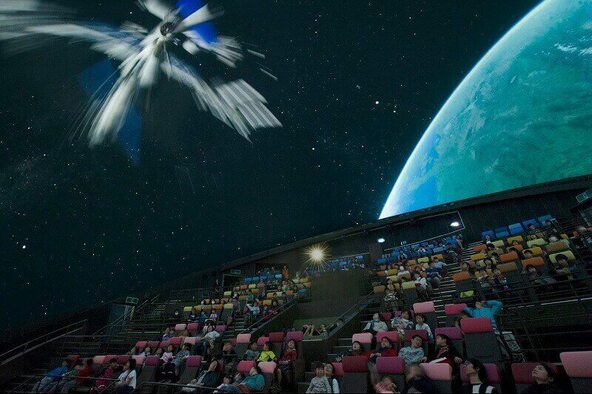 「まるちたいけんドーム」の宇宙映像はパワフル&カラフルで迫力満点