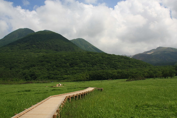 見頃の時期には、周囲の山々でミヤマキリシマが咲き誇ります(画像提供:公益社団法人ツーリズムおおいた)