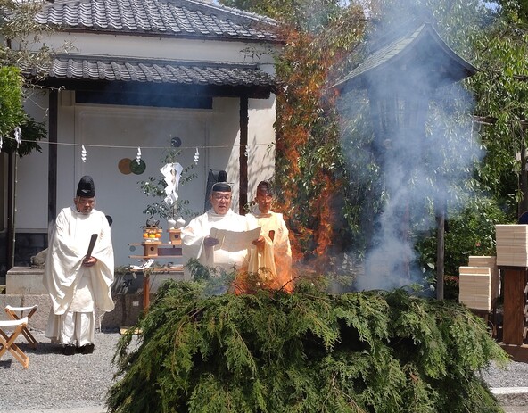火焚神事の様子(※2026年は本殿前での斎行)