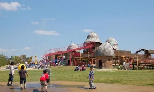 大芝生ひろばには、「風のローラースライダー」や「ビックリシャワー」など多くの遊具が集まった「きゅうの丘」があります