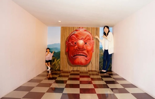 高尾山の麓には、不思議アートが楽しめる「高尾山トリックアート美術館」もありますよ!