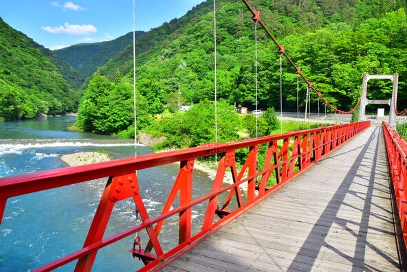 抱返り渓谷のシンボルの吊り橋「神の岩橋」