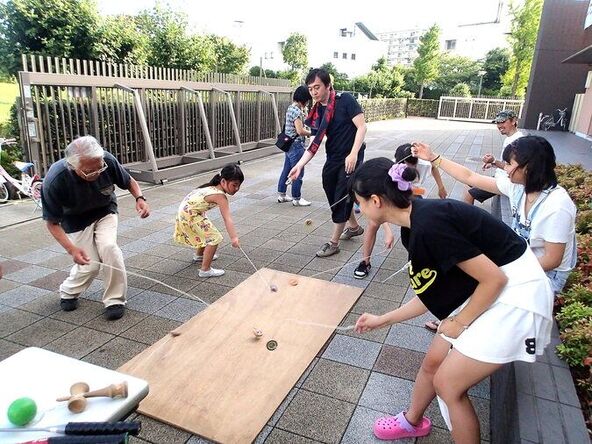 親子で昔遊びにチャレンジ!