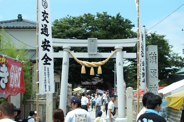 通り沿いには昔ながらの露店がずらりと並びます