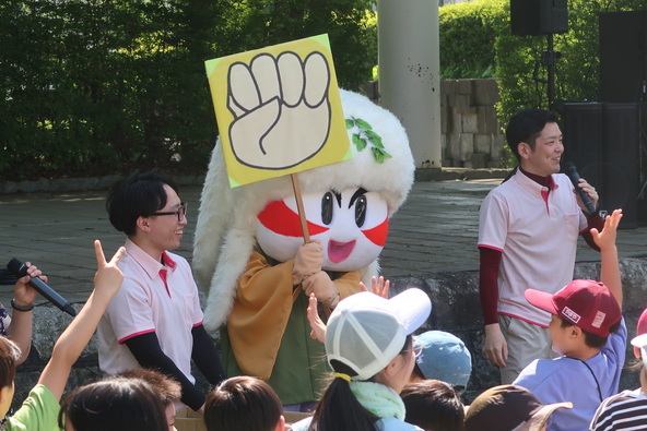 祭りには、小坂町のマスコットキャラクター「かぶきん」も登場!