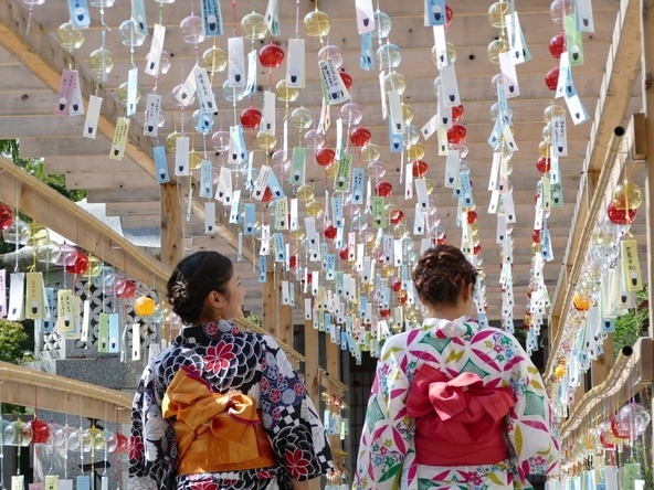 ずらりと並ぶ風鈴から聞こえる音色に、夏の訪れを感じられますよ