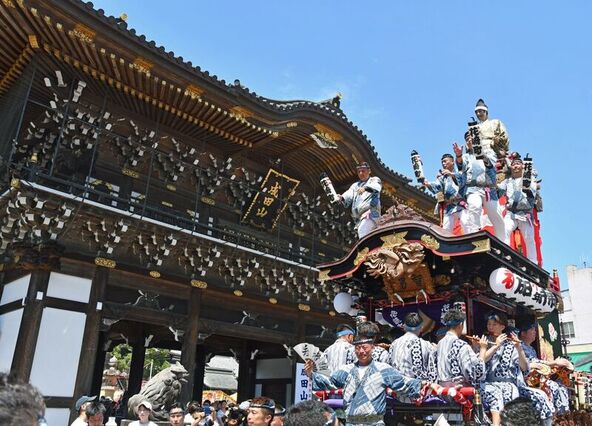 豪華な山車の競演と迫力の総引きが楽しめます
