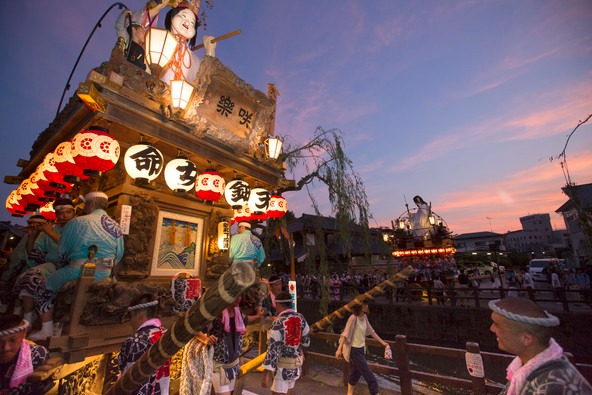 夏祭りにて曳き廻される天鈿女命<本川岸区>(写真:手前)と伊弉那岐尊<田宿区>(写真:奥)