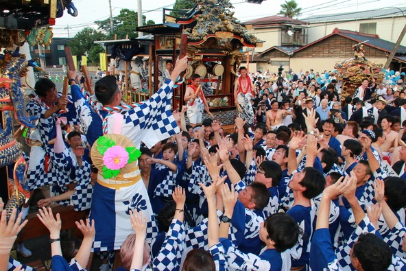 各町の屋台が「八雲神社」に集まり、リズムの良さや音量、持続力などを競う「ブンヌキ」が行われます