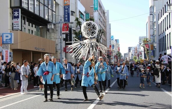 お囃子や太鼓の音色に包まれながら、木やり流しと大人みこしの行列を楽しもう!