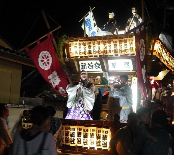 祭りの最終日には、神輿が神社へ帰る「神輿還御(みこしかんぎょ)」のため、各町の山車が神輿を先導し、町内を行進します