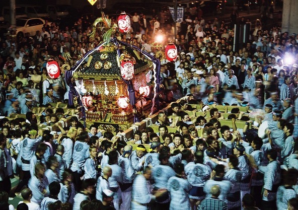 「平成神輿」の登場で祭りの熱気はピークに達します!