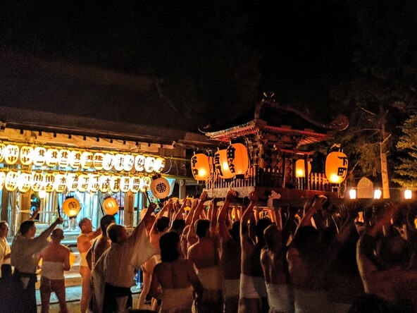 ふんどし姿の男たちが約1トンの神輿を担ぎ、提灯の灯りに包まれながら夜の市街地を練り歩く姿は、見る者の心を揺さぶる圧巻の光景です