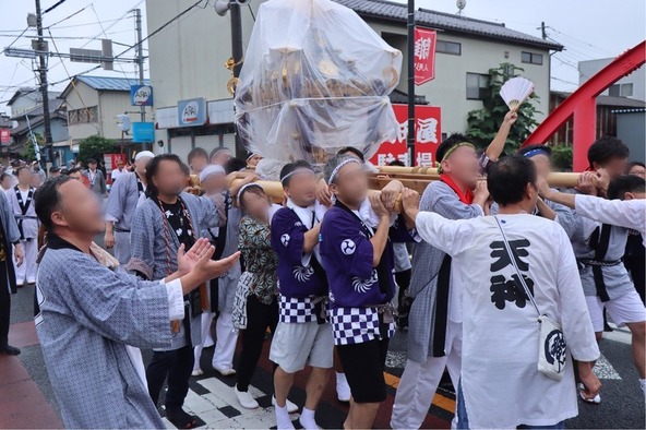 江戸時代に宿場町として栄えた鴻巣宿の発展を願って始まったとされる伝統行事です