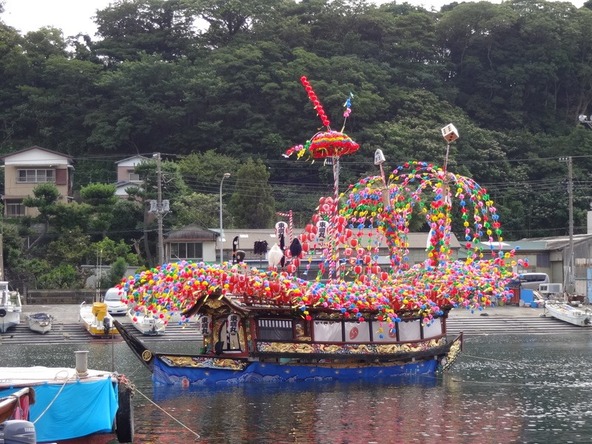 鮮やかな色彩の飾りで彩られた船に子供も興味をそそられそう!