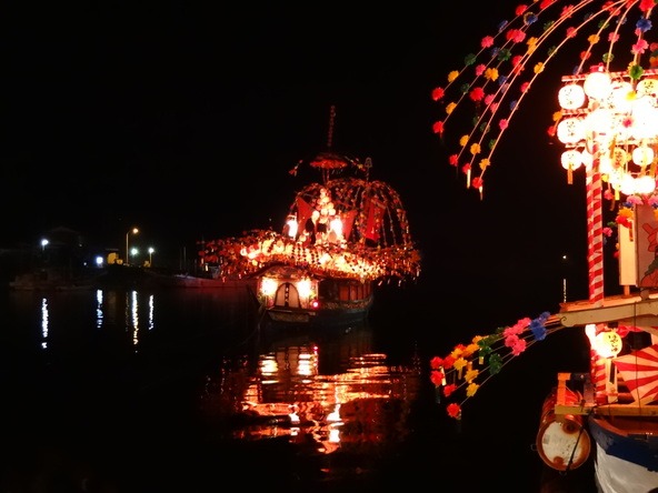 水面に映る光が、真鶴町の夜を照らします