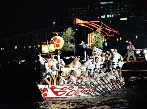大川を舞台にした船渡御と奉納花火は、天神祭最大の見どころです