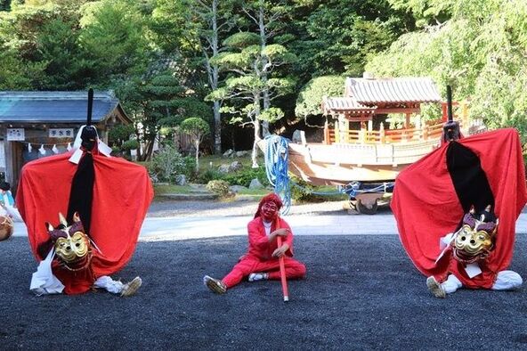 初日の宵祭りには、移動式の屋台が出て演芸が披露されます