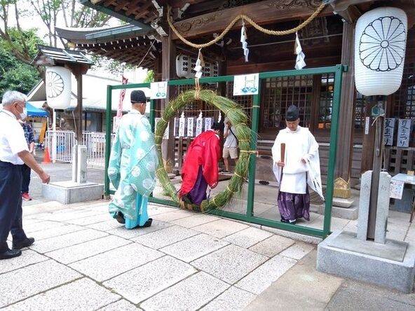 “茅の輪”をくぐって、家族の無病息災を祈願しましょう