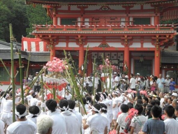 華麗さと荒々しさが混在する、大鳥神社の伝統行事