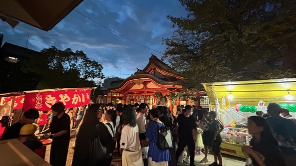 露店がずらりと並び、境内は祭りムードに包まれます