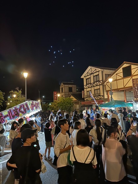 53店舗もの屋台が並ぶ、駅前グルメが自慢の夏祭りです