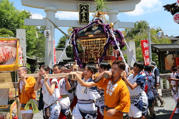 神輿や山車が町なかを練り歩く、300年の歴史を誇る伝統行事です