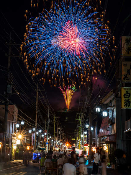 山の上から打ち上がる花火は、茂木の自然の地形と一体になった幻想的な光景です