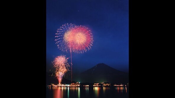世界文化遺産・富士山を背景に、山梨県内でいち早く上がる花火です