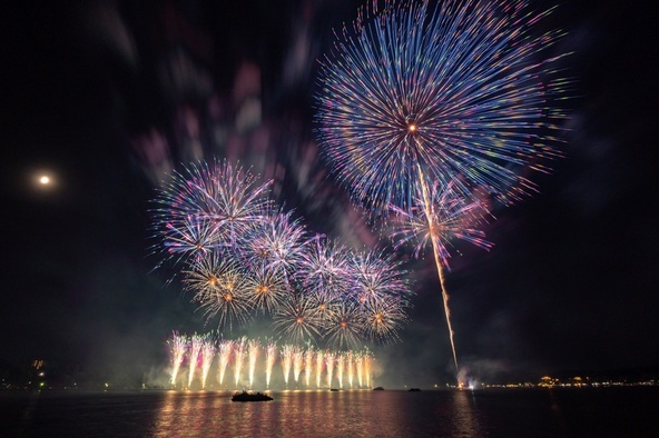 湖畔から間近に見上げる花火は、音や振動まで肌で感じられる臨場感です
