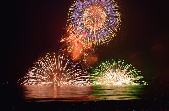 海上に停泊した台船から打ち上げられる水中花火は、鎌倉ならではの光景です(写真提供:鎌倉市観光協会)
