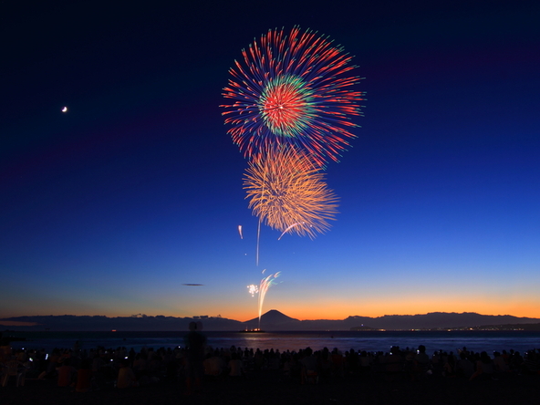 夕闇に浮かぶ富士山をバックに花火が上がることもある、リゾート気分満点の花火大会です