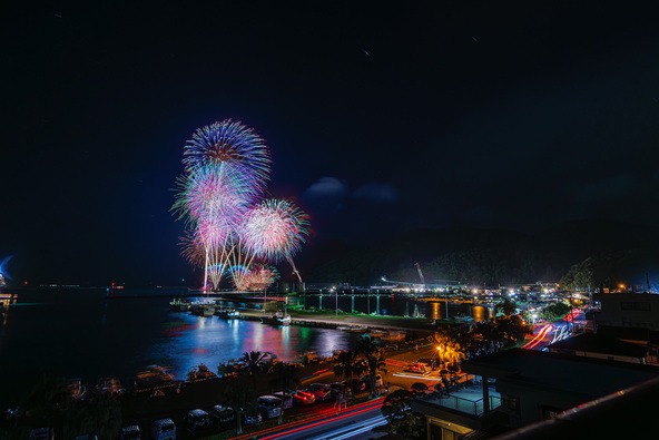海辺ならではの開放感で、視界を遮るものが少なく大迫力の花火を楽しめます